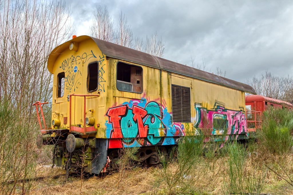 HDR urbex trein train chemin de fer Junkyard urban graffiti oldtimer junk decay vervallen abandoned abondonne vandalisme